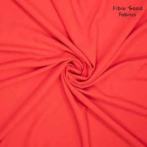 Deze elastische polyester-viscose crepé in de kleur rood wordt gebruikt voor Fibre Mood model Yuna en is duurzaam gemaakt volgens de OEKO-TEX Standard 100.