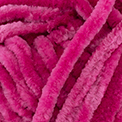 Dompel jezelf onder in de zachte en schattige wereld van Katia Velvet Mini! Dit chenille garen, van uitzonderlijke kwaliteit en levendige kleuren, biedt een unieke brei ervaring