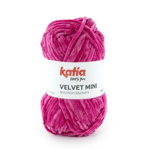 Dompel jezelf onder in de zachte en schattige wereld van Katia Velvet Mini! Dit chenille garen, van uitzonderlijke kwaliteit en levendige kleuren, biedt een unieke brei ervaring