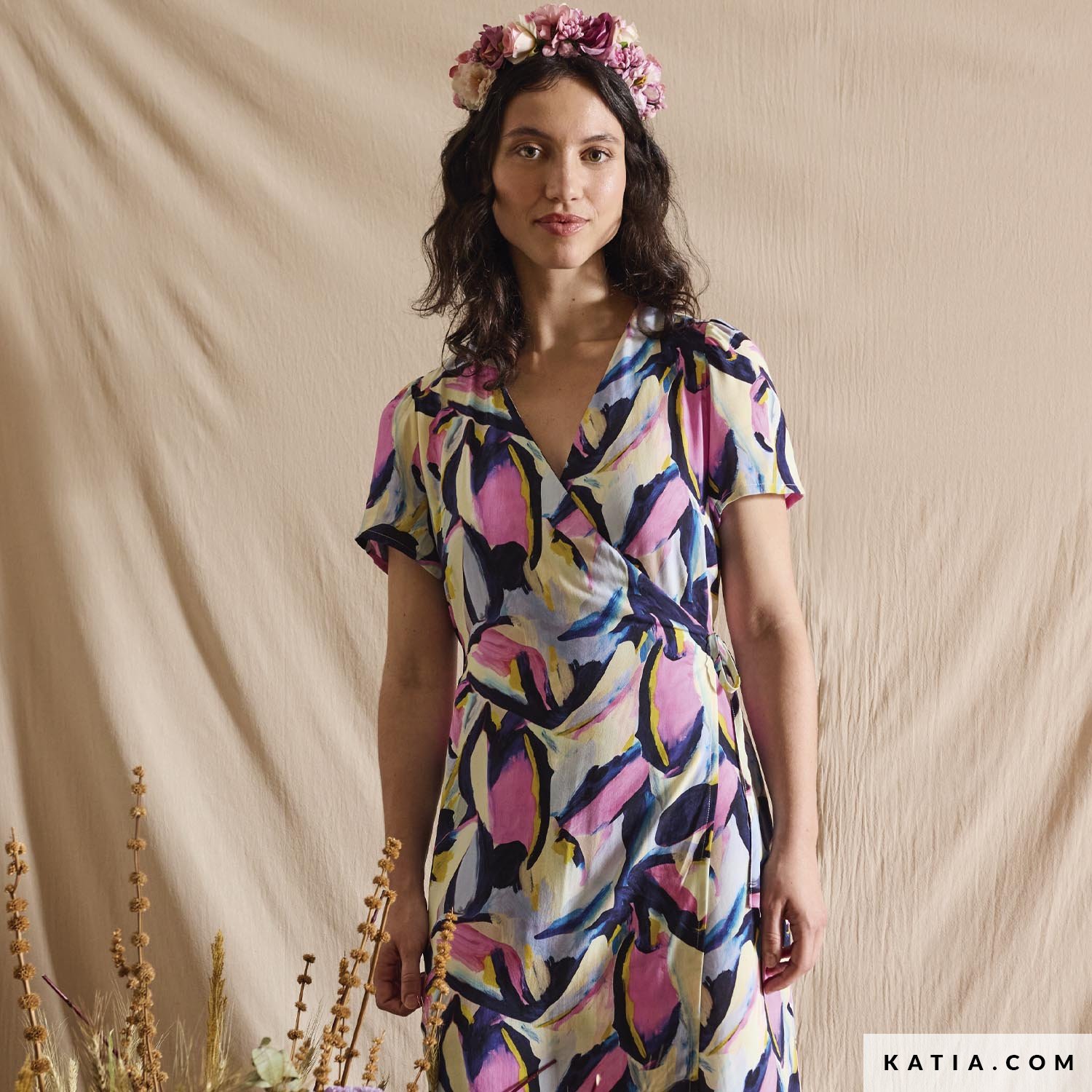 Ontdek de Katia Rayon Lilac Butterfly: een lichte, soepel vallende 100% viscos. Perfect voor jurken, blouses, rokken en luchtige zomerprojecten.