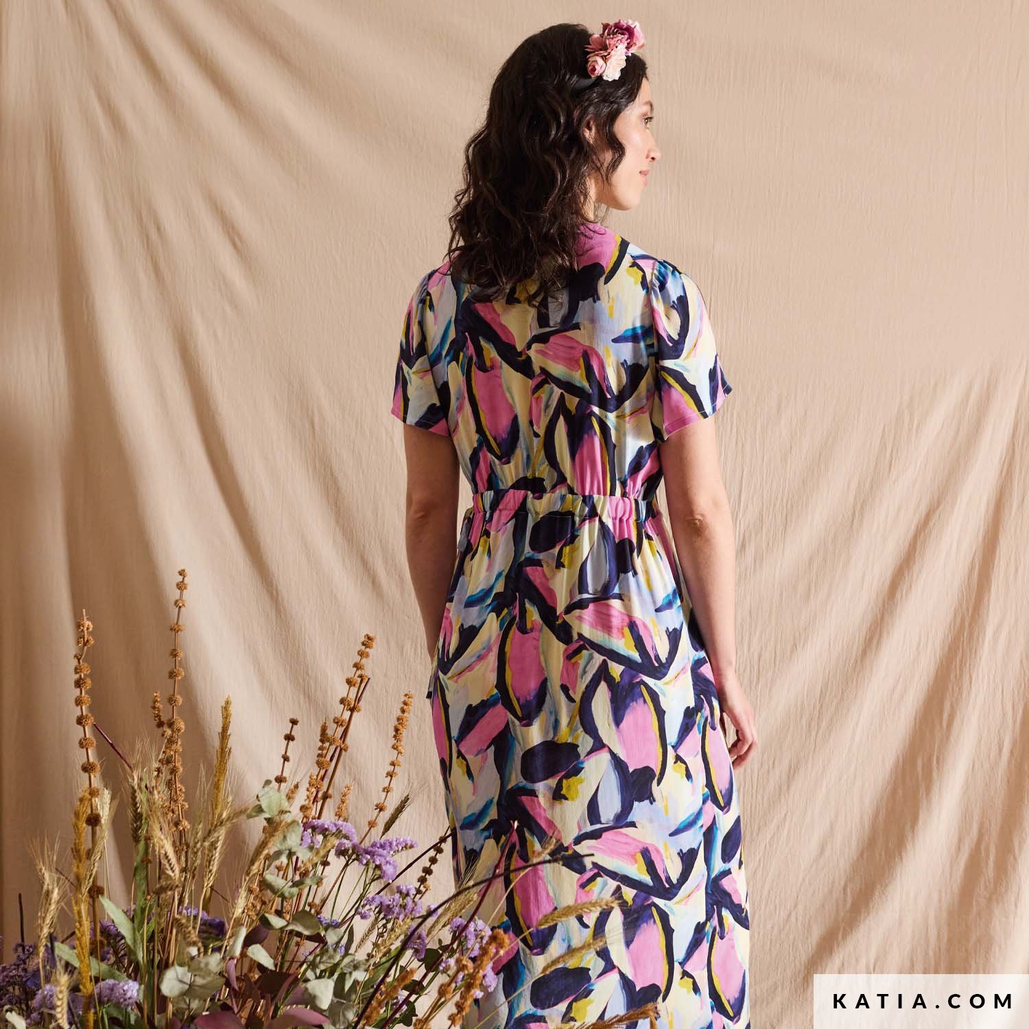 Ontdek de Katia Rayon Lilac Butterfly: een lichte, soepel vallende 100% viscos. Perfect voor jurken, blouses, rokken en luchtige zomerprojecten.