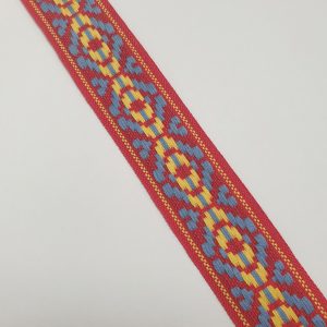Indianenband rood van 35 mm breed met een decoratief geometrisch patroon. Perfect voor kleding, tassen en creatieve hobbyprojecten.