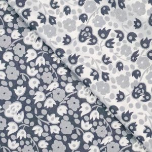 Ontdek Jacquard Denim Bengalin Flowers: een stevige stretchstof met denimlook en verfijnde bloemenprint. Ideaal voor comfortabele, elegante kleding.
