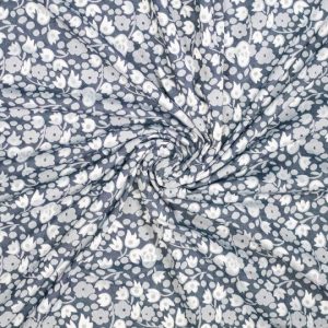 Ontdek Jacquard Denim Bengalin Flowers: een stevige stretchstof met denimlook en verfijnde bloemenprint. Ideaal voor comfortabele, elegante kleding.